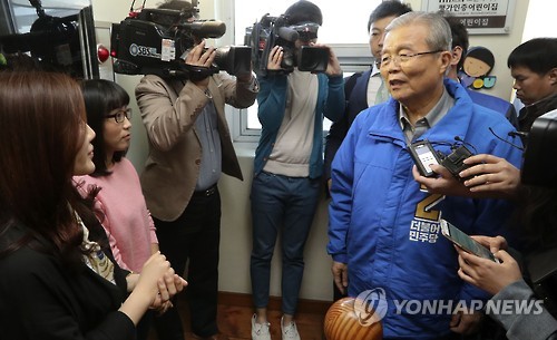 <총선> 어린이집 교사들과 대화하는 김종인