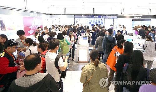 면세점 화장품코너에 몰린 유커