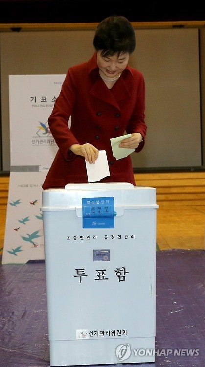 투표하는 박근혜 | 인스티즈