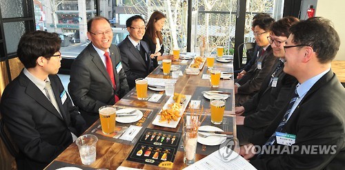 치맥 함께하며 직원들과 소통해요