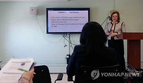 설명하는 중독 재활 센터 관계자