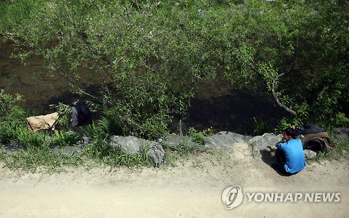 햇살에 옷 말리는 시민