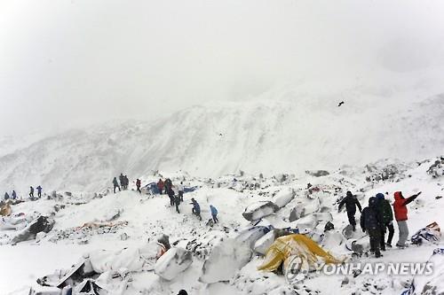 불안에 떠는 셰르파 에베레스트 투어 헬기 진동에 눈사태 우려