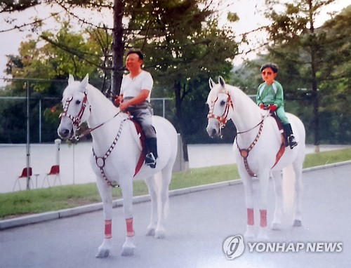 백마 탄 김정일과 김정은
