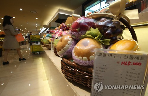 5만원에 과일바구니선물은...