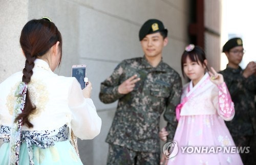 태양의후예 영향....아시아 여성 관광객들 지나가던 군인 붙잡고 사진촬영 인기 | 인스티즈