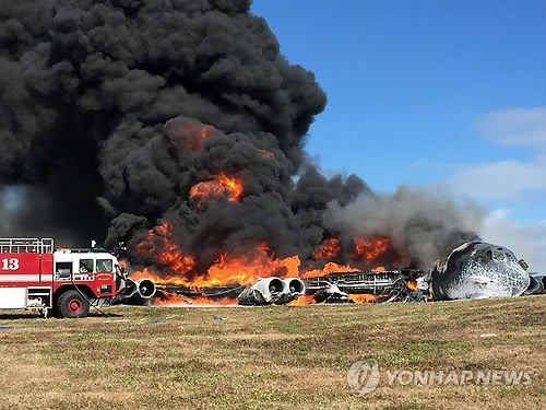 美 B-52 폭격기, 괌기지서 이륙 직후 추락…인명피해는 없어