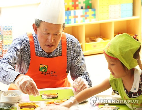 어린이들과 김밥 만드는 허창수 회장