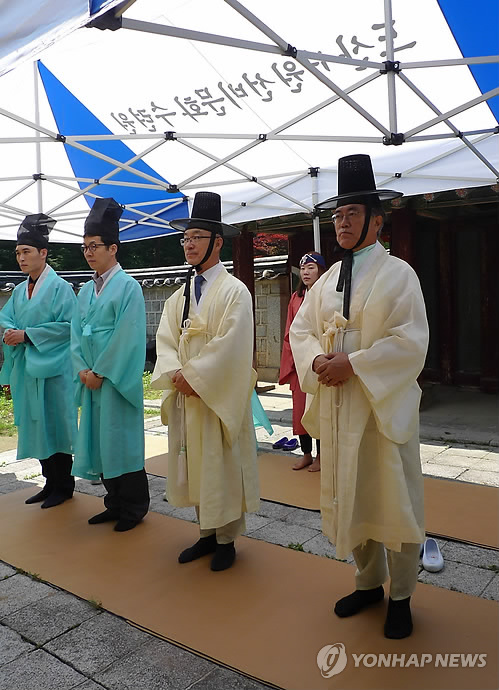 퇴계 선생 상덕사 참배하는 문재인
