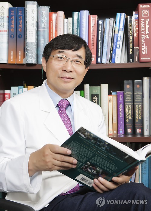 인터뷰하는 서홍관 한국금연운동협의회 회장