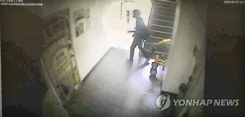 아파트 소방호스 노즐 훔쳐 달아나는 절도범