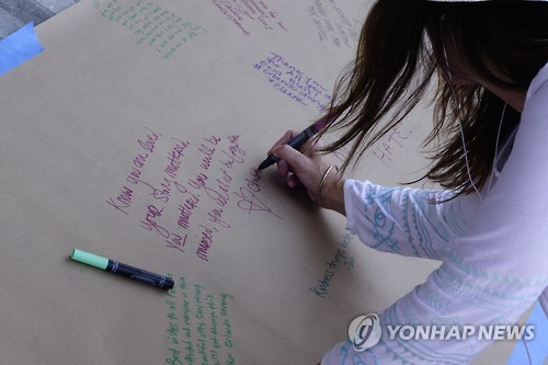 총기테러 희생자 추모 글 쓰는 올랜도 시민회관