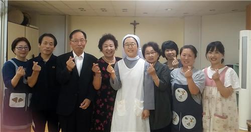 도움받을 나이 79세, 74세…용돈 쪼개 노인 도시락 봉사