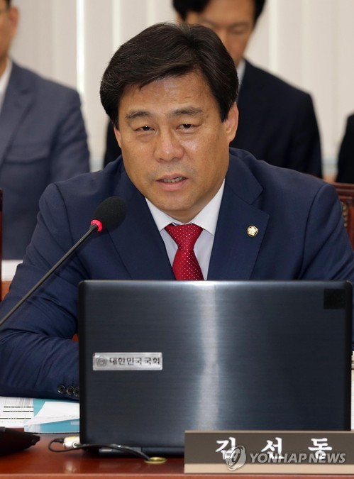 인사말 하는 김선동