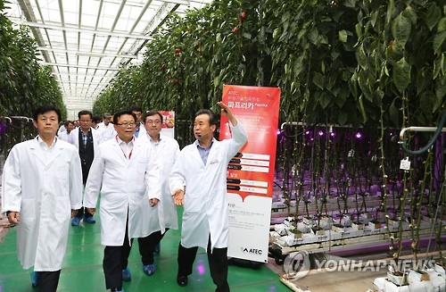 스마트 팜 현장 점검나선 이동필 장관