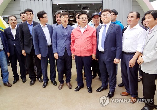 이동필, 진주 스마트 팜 방문 기념 촬영