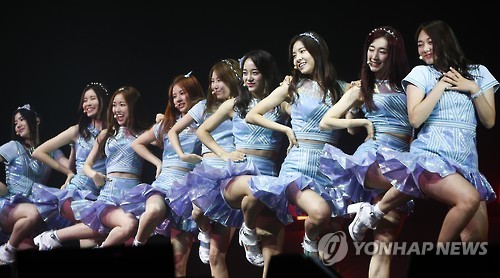 데뷔 쇼케이스 무대 꾸미는 걸그룹 구구단