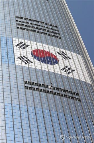 소모적 논란에 애꿎은 태극기만…롯데타워 결국 철거