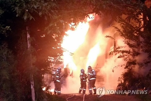 불타는 돼지 축사