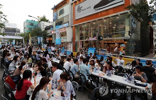 신촌 거리에서 즐기는 맥주 한 잔