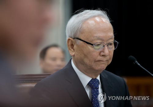 의원들의 발언듣는 이병호 국정원장