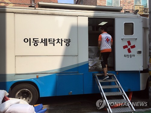 전주 쓰레기 더미 집에 등장한 이동세탁차량