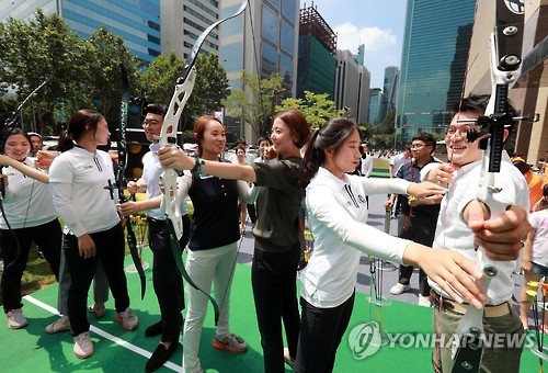 백화점에서 즐기는 양궁체험