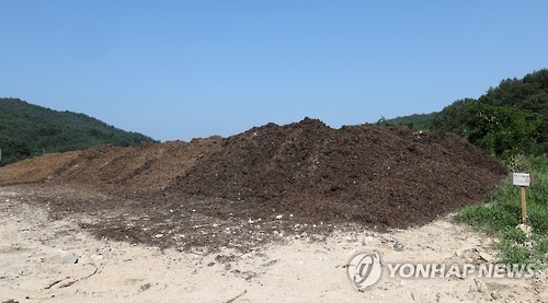 계곡 피서지 입구의 공동퇴비장 악취