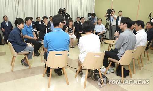 박 대통령, 산학일체형 도제기업 실습학생과 대화