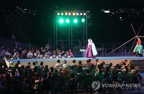 미래로 가는길 서울스토리패션쇼 개최