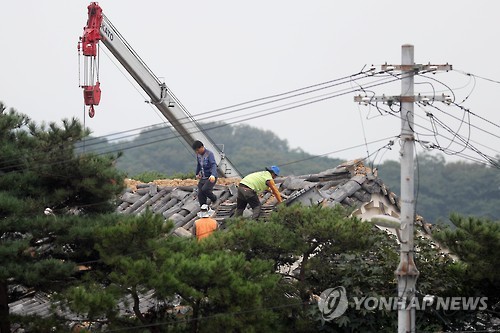 여진에 집수리 계속해야 하나…수리 중 잇따라 휘청