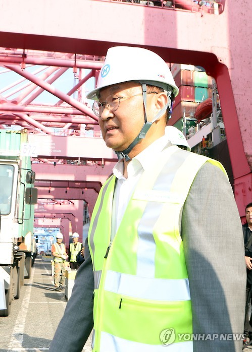 부산 신항 찾은 유일호 부총리