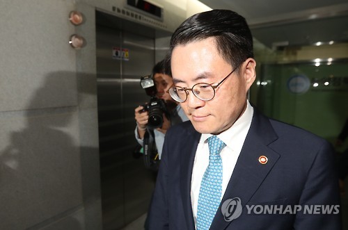 고개숙인 김재수 농림축산식품부 장관