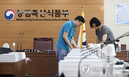 국감 준비하는 농림축산식품부 직원들