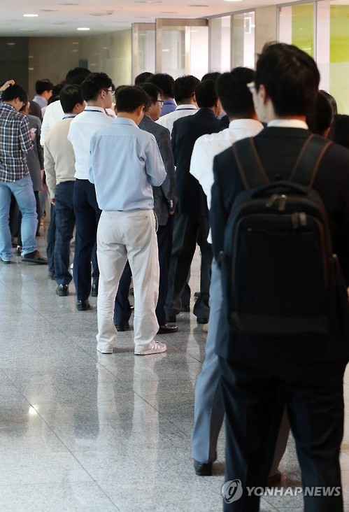 길게 줄지어 선 의원회관 식당