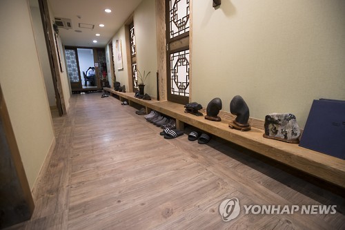 문 닫고 간판 바꾸고…김영란법에 고급식당 아우성