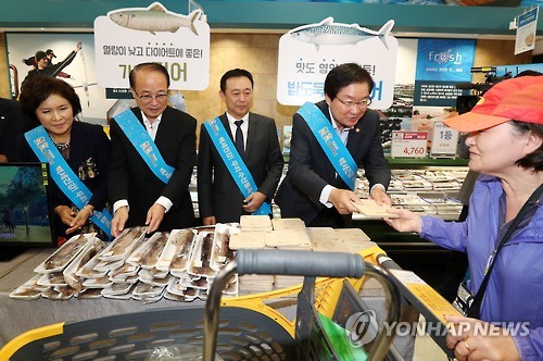 수산물 홍보하는 김영석 장관