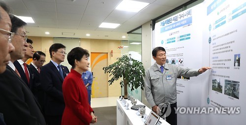 기술지원단 지원사례 설명 드는 박 대통령