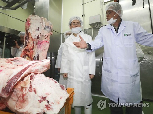 축산물 도축장 둘러보는 김재수 장관
