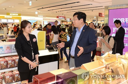 코리아 세일 페스타 현장 점검하는 주형환 장관