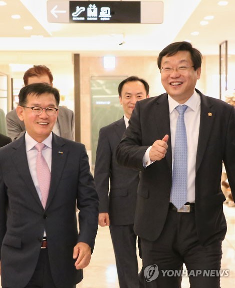 주형환 장관, 현대백화점 무역센터점 방문