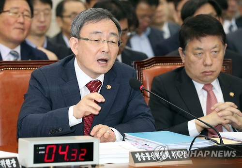 답변하는 최성준 방송통신위원장