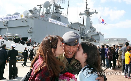 청해부대 21진 미국인 부인 수고했어요