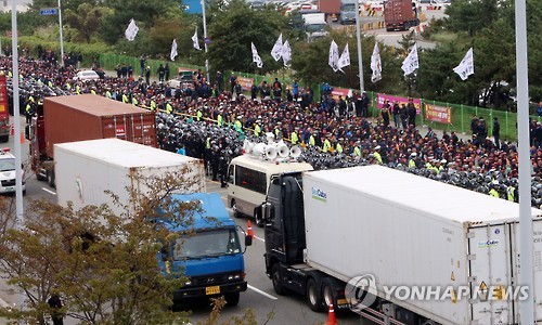 부산 신항서 운송거부 집회하는 화물연대
