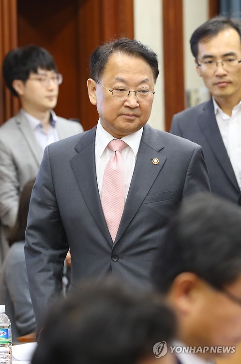 경제관계장관회의 참석한 유일호 부총리