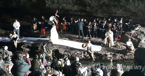 제주 우도 해식동굴서 열리 음악회