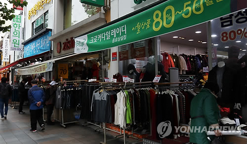 큰 세일에도 썰렁한 의류매장
