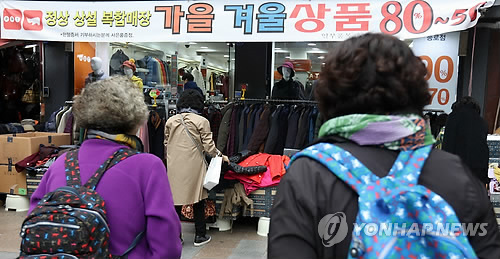 큰 세일에도 썰렁한 의류매장