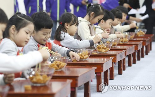 1분에 한과 13개 옮긴 신동…청주서 젓가락 달인 경연대회