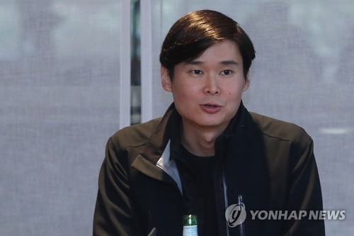인터뷰하는 데니스 황
